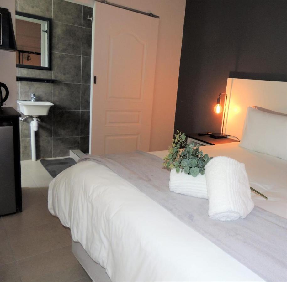 The Lantern Guesthouse Bloemfontein Esterno foto